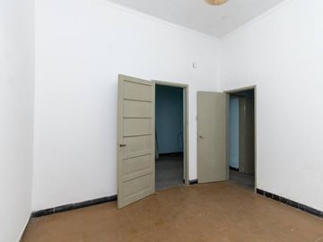 Venta casa a refaccionar sobre Av Galicia