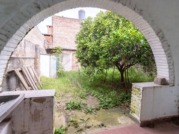 Venta casa a refaccionar sobre Av Galicia