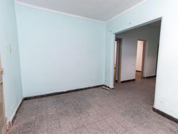 Venta casa a refaccionar sobre Av Galicia