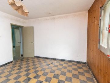 Venta casa a refaccionar sobre Av Galicia