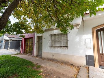 Venta casa a refaccionar sobre Av Galicia