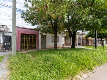 Venta casa a refaccionar sobre Av Galicia