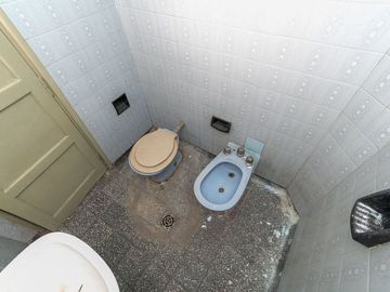 Venta casa a refaccionar sobre Av Galicia