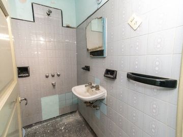 Venta casa a refaccionar sobre Av Galicia