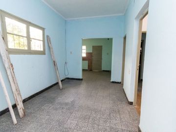 Venta casa a refaccionar sobre Av Galicia