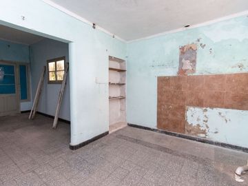 Venta casa a refaccionar sobre Av Galicia