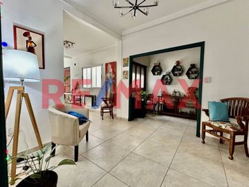 VENTA DEPTO 5 AMB C/ BALCÓN, 2 COCHERAS Y PATIO