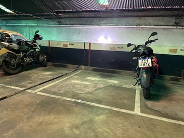 Venta cochera cubierta de 6M2 PARA 2 MOTOS, FLORES