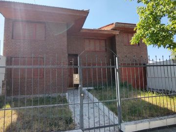 VENTA CASA 5 DORMITORIOS B° PROVINCIAS UNIDAS