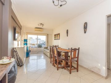 DEPTO EN VENTA 4 AMB CON BALCON FLORES LUMINOSO