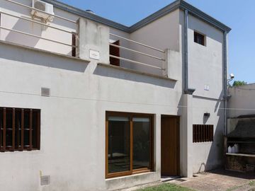 CASA EN VENTA LA PLATA PILETA 4 DORMITORIOS