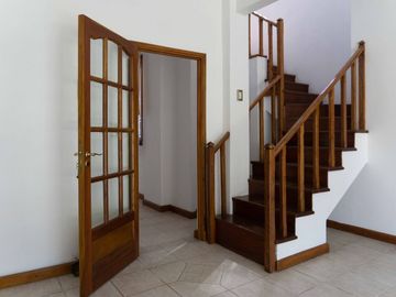 CASA EN VENTA LA PLATA PILETA 4 DORMITORIOS
