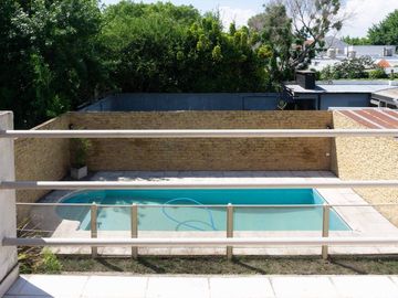 CASA EN VENTA LA PLATA PILETA 4 DORMITORIOS