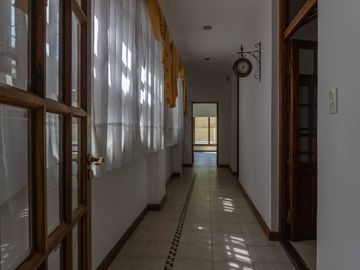 CASA EN VENTA LA PLATA PILETA 4 DORMITORIOS