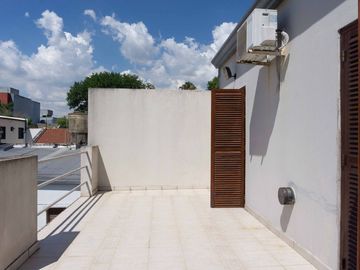 CASA EN VENTA LA PLATA PILETA 4 DORMITORIOS