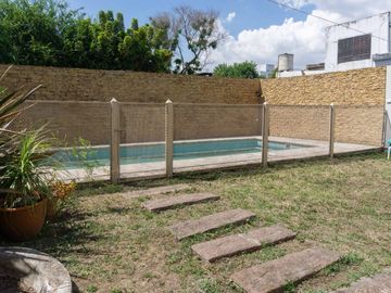 CASA EN VENTA LA PLATA PILETA 4 DORMITORIOS