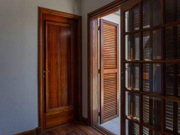 CASA EN VENTA LA PLATA PILETA 4 DORMITORIOS