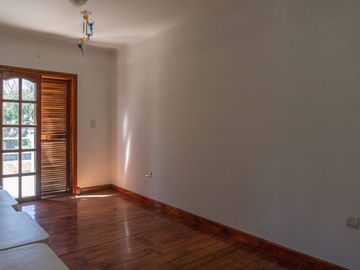 CASA EN VENTA LA PLATA PILETA 4 DORMITORIOS