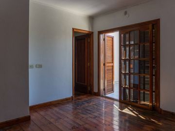 CASA EN VENTA LA PLATA PILETA 4 DORMITORIOS
