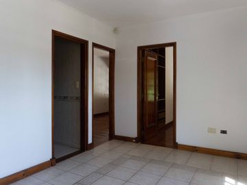 CASA EN VENTA LA PLATA PILETA 4 DORMITORIOS