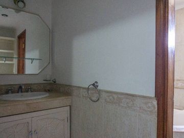 CASA EN VENTA LA PLATA PILETA 4 DORMITORIOS