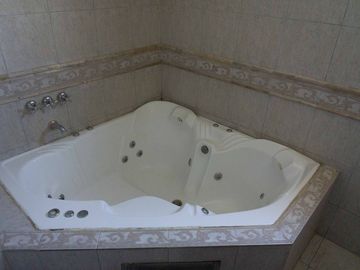 CASA EN VENTA LA PLATA PILETA 4 DORMITORIOS