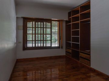 CASA EN VENTA LA PLATA PILETA 4 DORMITORIOS