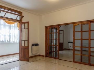 CASA EN VENTA LA PLATA PILETA 4 DORMITORIOS