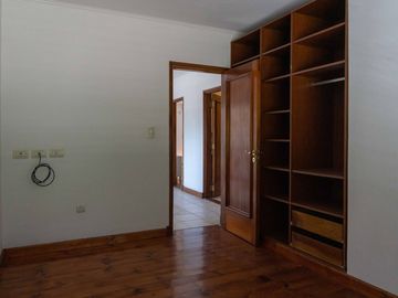CASA EN VENTA LA PLATA PILETA 4 DORMITORIOS