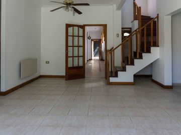 CASA EN VENTA LA PLATA PILETA 4 DORMITORIOS
