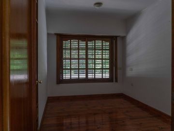 CASA EN VENTA LA PLATA PILETA 4 DORMITORIOS