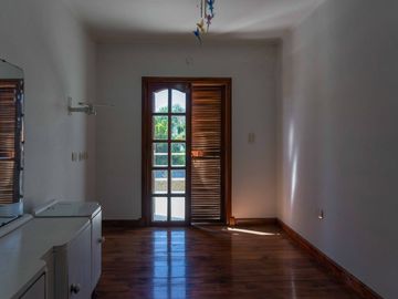 CASA EN VENTA LA PLATA PILETA 4 DORMITORIOS