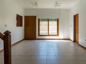 CASA EN VENTA LA PLATA PILETA 4 DORMITORIOS