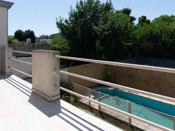 CASA EN VENTA LA PLATA PILETA 4 DORMITORIOS