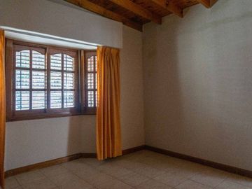 CASA EN VENTA LA PLATA PILETA 4 DORMITORIOS