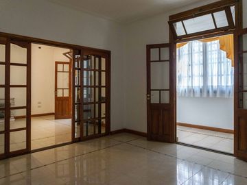 CASA EN VENTA LA PLATA PILETA 4 DORMITORIOS