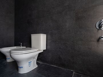 VENTA CASA A ESTRENAR C/ PILETA, COCHERA - PERMUTA