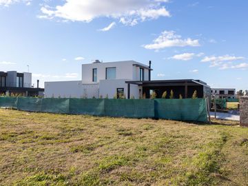 VENTA CASA A ESTRENAR C/ PILETA, COCHERA - PERMUTA