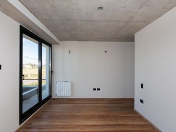 VENTA CASA A ESTRENAR C/ PILETA, COCHERA - PERMUTA