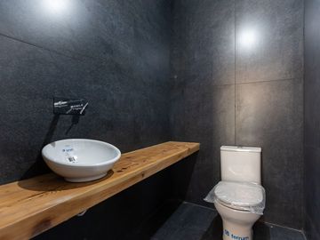 VENTA CASA A ESTRENAR C/ PILETA, COCHERA - PERMUTA