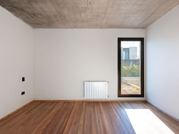VENTA CASA A ESTRENAR C/ PILETA, COCHERA - PERMUTA