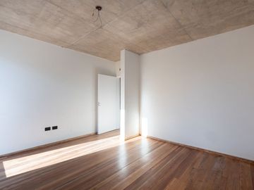 VENTA CASA A ESTRENAR C/ PILETA, COCHERA - PERMUTA