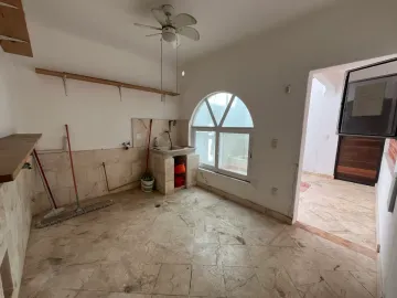 Impresionante Casa en la Huayacan: 7 Recámaras, Jardín, Piscina y Más
