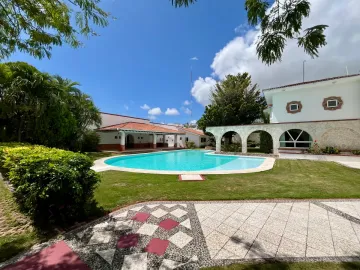 Impresionante Casa en la Huayacan: 7 Recámaras, Jardín, Piscina y Más