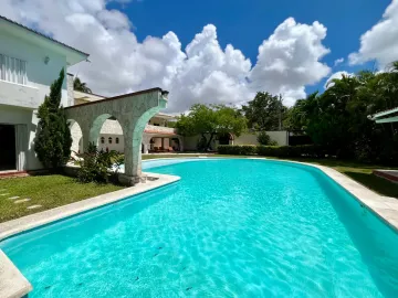 Impresionante Casa en la Huayacan: 7 Recámaras, Jardín, Piscina y Más