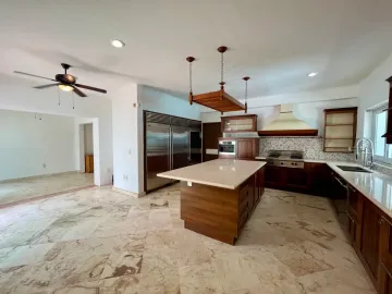 Impresionante Casa en la Huayacan: 7 Recámaras, Jardín, Piscina y Más