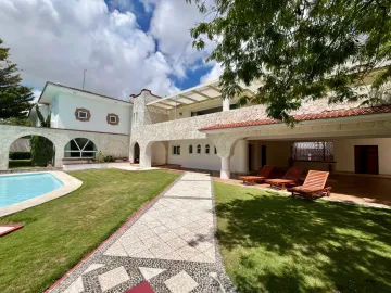 Impresionante Casa en la Huayacan: 7 Recámaras, Jardín, Piscina y Más