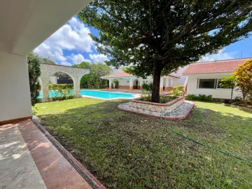 Impresionante Casa en la Huayacan: 7 Recámaras, Jardín, Piscina y Más