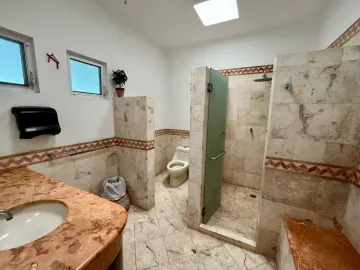Impresionante Casa en la Huayacan: 7 Recámaras, Jardín, Piscina y Más