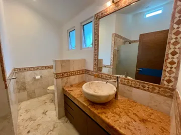 Impresionante Casa en la Huayacan: 7 Recámaras, Jardín, Piscina y Más